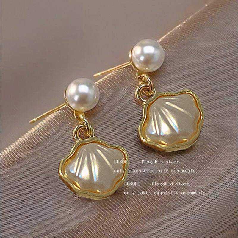 Retro Hong Kong Style Elegant Stud Earrings for Women 2025 New Arrival Best Selling Internet Celebrity Niche Style Fancy Stud Earrings Golden Versatile Stud Earrings