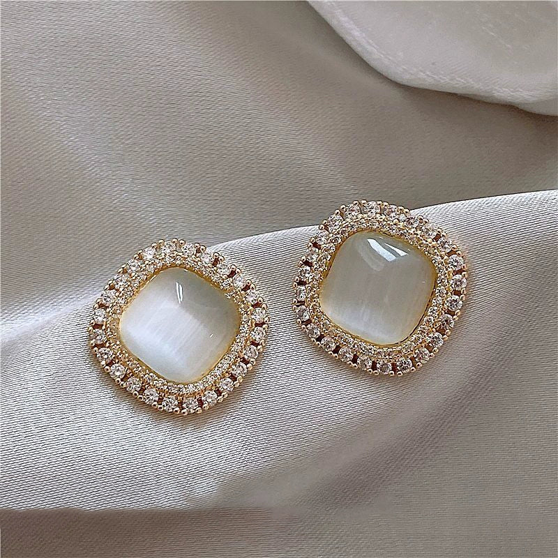 Retro Hong Kong Style Elegant Stud Earrings for Women 2025 New Arrival Best Selling Internet Celebrity Niche Style Fancy Stud Earrings Golden Versatile Stud Earrings