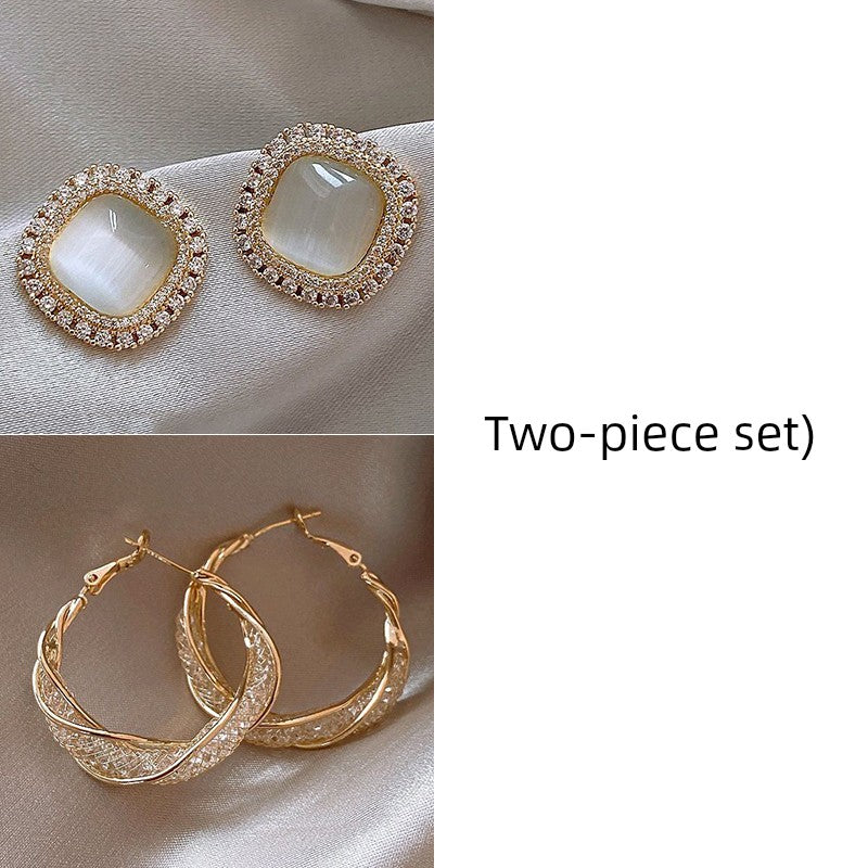 Retro Hong Kong Style Elegant Stud Earrings for Women 2025 New Arrival Best Selling Internet Celebrity Niche Style Fancy Stud Earrings Golden Versatile Stud Earrings